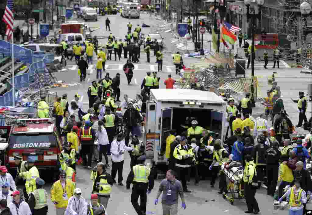 Wafanyakazi wa huduma za afya wakiwasaidia watu kwenye eneo la kumalizika mbiyo za Marathon ya Boston 2013. April 15, 2013.