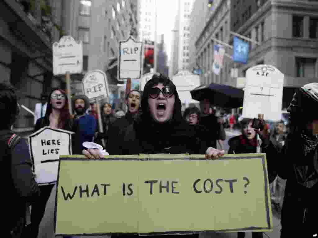 در&nbsp; اولین سالروز جنبش اشغال وال استریت، صدها نفر در منطقه مالی نیویورک تظاهرات کردند- 17 سپتامبر 2012 