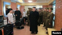 북한의 김정은 국방위원회 제1위원장이 '항공 및 반항공군 지휘부'(공군)를 시찰했다고 조선중앙통신이 13일 보도했다. (자료사진)