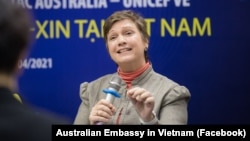 Bà Robyn Mudie - Đại sứ Australia tại Việt Nam - công bố chương trình hỗ trợ phân phối vắc-xin ngừa COVID-19 cho Việt Nam vào ngày 19/4/2021.