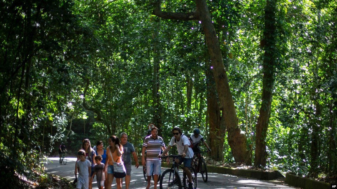 Pengunjung berjalan-jalan dan bersepeda di Taman Nasional Tijuca di Rio de Janeiro, Minggu, 28 Februari 2021. 