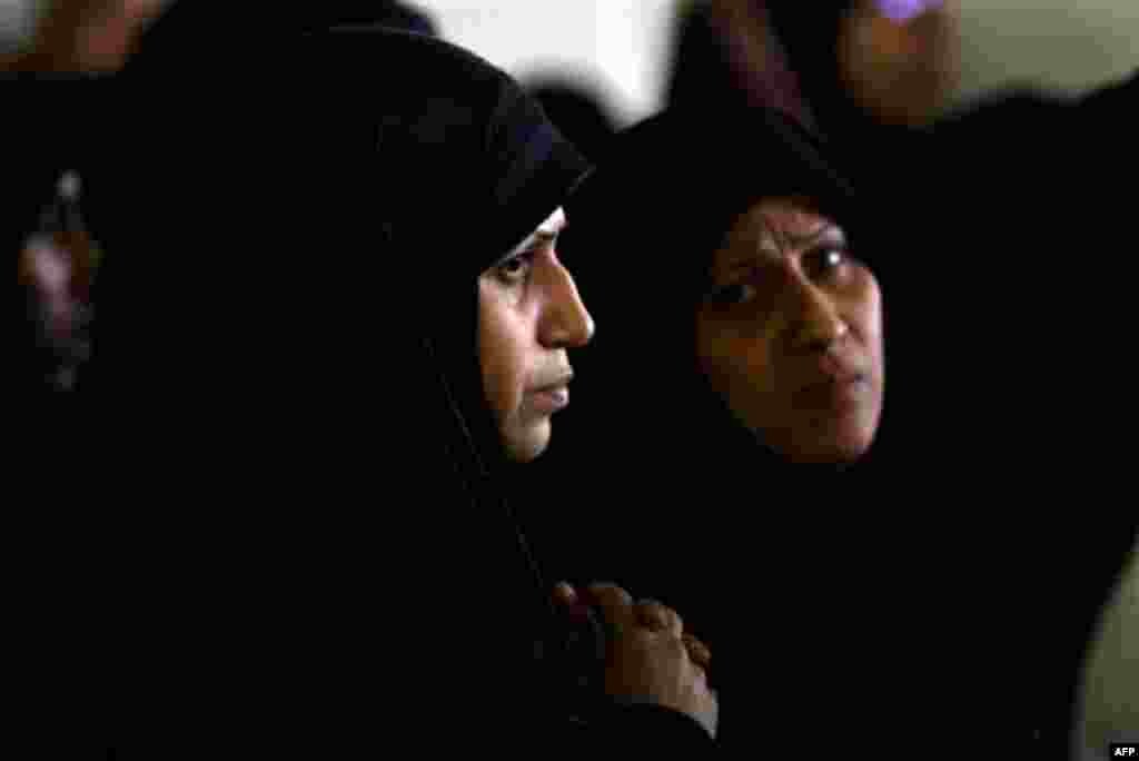 Bahraini demonstrators watch as injured protestors arrive at hospital after clashes with riot police. (AP Photo/Hassan Ammar)