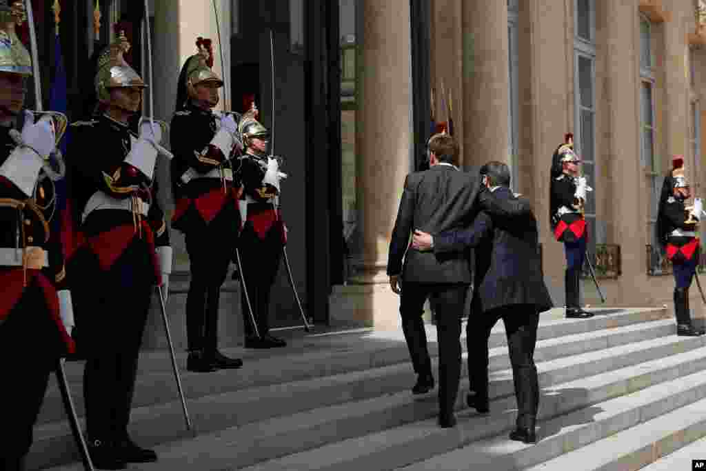 امانوئل مکرون، رئیس جمهوری فرانسه در مراسم استقبال از رئیس جمهوری قبرس در کاخ الیزه