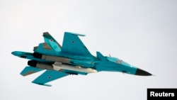 Pesawat pengebom tempur Sukhoi SU-34 yang membawa Presiden Rusia Dmitry Medvedev mengudara di pangkalan udara Kubinka di luar Moskow, 28 Maret 2009. (Foto: Reuters)