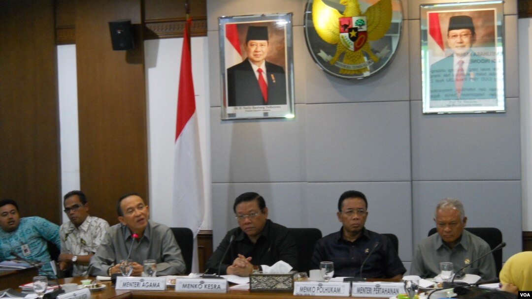 Dari kiri ke kanan: Menteri Agama Suryadarma Ali, Menteri Koordinator bidang Kesejahteraan Rakyat Agung Laksono, Menteri Koordinator bidang Politik Hukum dan Keamanan Djoko Suyanto dan Menteri Pertahanan Purnomo Yusgiantoro dalam rapat koordinasi terkait Ahmadiyah, Mei 2013 (Foto: dok).