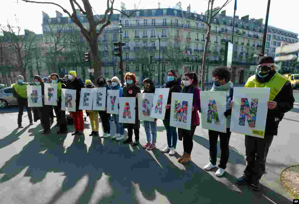 گروهی ازفعالان حقوق بشر به مناسبت روز جهانی زن، در مقابل سفارت ایران در پاریس با در دست گرفتن پلاکاردهایی خواستار آزادی یاسمن آریانی فعال حقوق زنان شدند. 