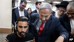 Perdana Menteri Benjamin Netanyahu (tengah) mengunjungi pusat respons virus corona di Kementerian Kesehatan Israel, di Kiryat Malachi, Israel, 1 Maret 2020. (Foto: AP)