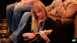 Aktris Darryl Hanah bermain ukulele di tengah-tengah Festival Film Sundance 2013 di Park City, Utah. (Foto: Dok)