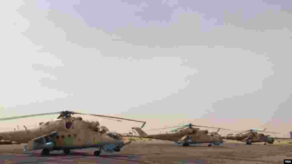 Des hélicoptères de la coalition régionale à laéroport de Diffa
