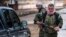 Combatientes cristianos asirios vigilan en un retén en el pueblo de Tel Tamr, Siria.