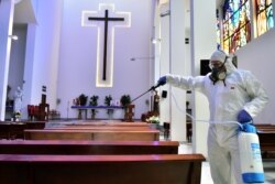 Sebuah gereja di Beirut sedang disinfektasi pada 5 Maret 2020. (Foto: AFP)