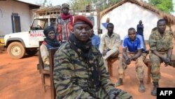 중앙아프리카공화국의 셀레카 반군을 이끄는 크리스티앙 주마 나르코요. 지난 1월 반군들과 사진을 촬영했다.