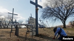 Roberto Márquez, de Dallas, Texas, reacciona mientras se realiza un acto conmemorativo cerca del Aeropuerto Nacional Ronald Reagan de Washington, tras la colisión de dos aeronaves. Foto captada el 1 de febrero de 2025.