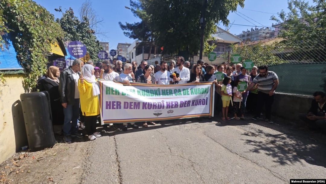 MED-DER'e yapılan baskın sonrası sivil toplum örgütleri ve siyasi partiler tepkilerini dile getirmek için dernek binasında toplandı.