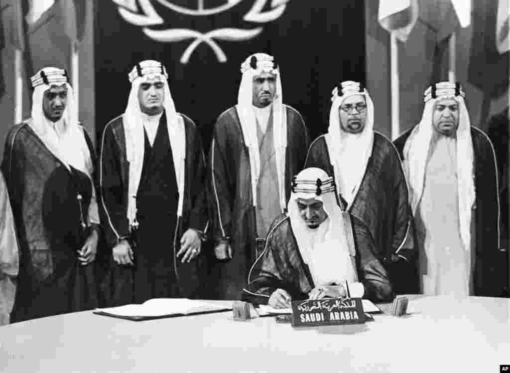 Saudiya Arabistonining Tashqi ishlar vaziri shahzoda Faysal bin Abdul Aziz Al-Asad BMT Nizomiga imzo chekmoqda. 26-iyun, 1945. &nbsp;
