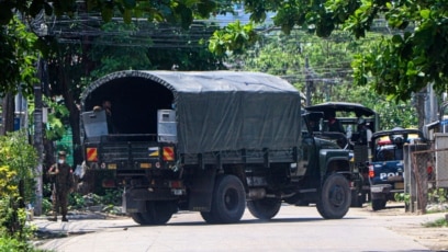 Xe cảnh sát đậu trên một con đường ở thị trấn Nam Okkalapa để chặn người biểu tình chống đảo chính ở Yangon, Myanmar, ngày 9 tháng 4, 2021.