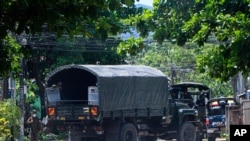 Sebuah kendaraan polisi di Okkalapa Selatan, Yangon, Myanmar, Jumat, 9 April 2021. Tentara di kawasan Sagaing, Myanmar, menghancurkan lebih dari 400 rumah di dua desa yang mereka tuduh  memberi perlindungan bagi kekuatan antijunta. (Foto: AP)