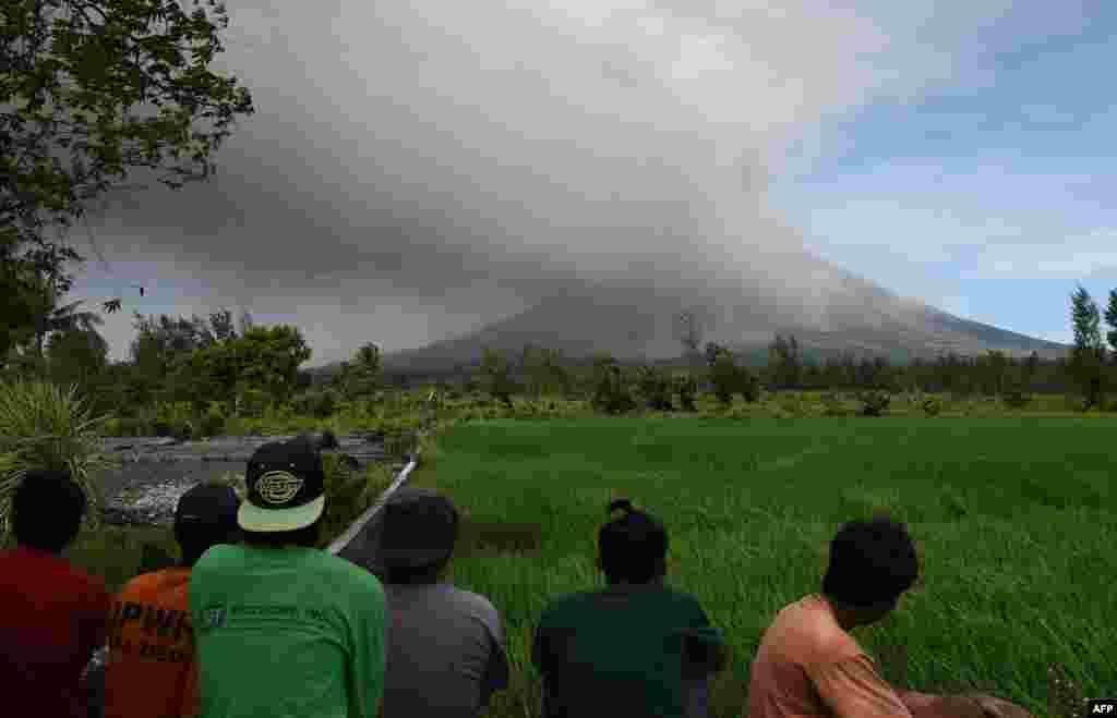 ساکنان منطقه جنوب مانیل در حال تماشای فوران کوه آتشفشان در آن منطقه هستند. &nbsp;