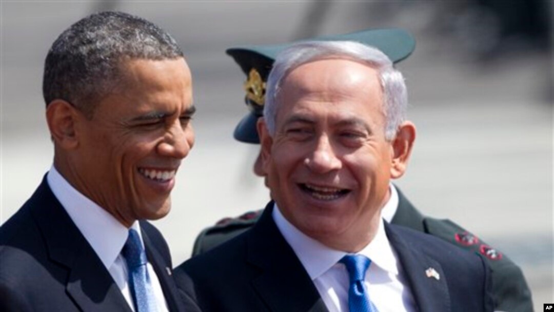 President Barack Obama, ari kumwe n'umushikiranganji wa mbere w'igihugu ca Israeli, Benjamin Netayahu, ku kibanza c'indege hafi y'igisagara ca Tel Aviv, mu gihugu ca Israel, ku musi wa gatatu