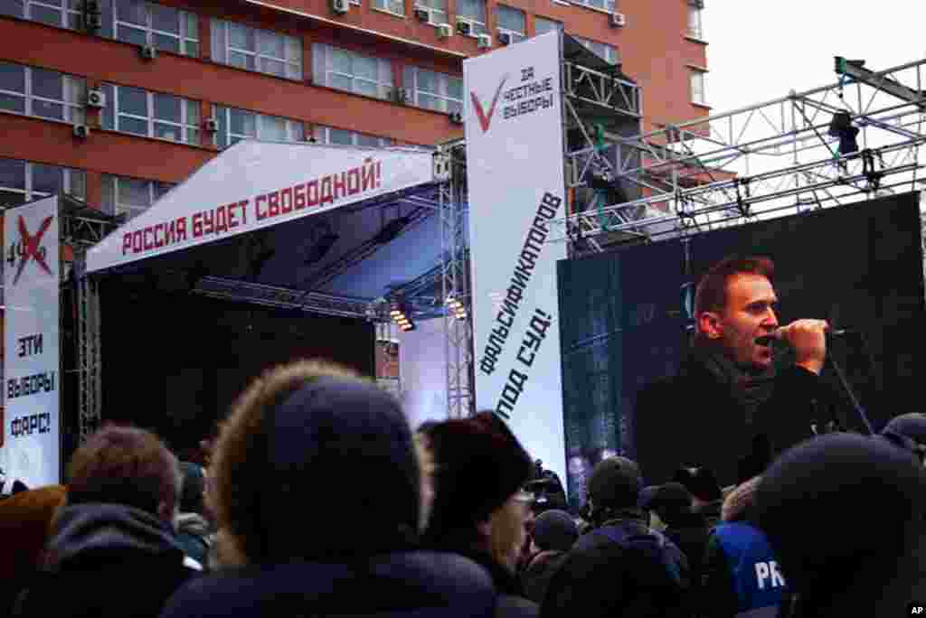 When anti-corruption blogger Alexei Navalny spoke at the rally the crowd erupted with cheers, December 24, 2011. (VOA - Y. Weeks)
