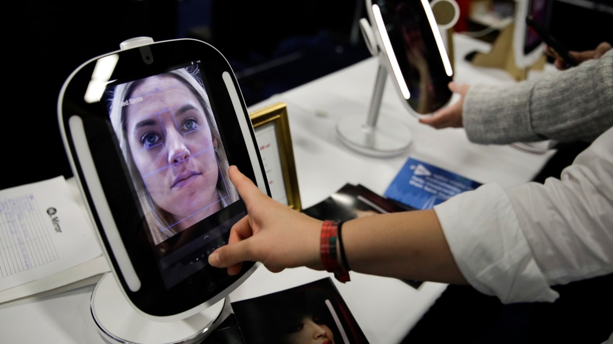 Smart Mirrors Show What You Would Look Like Wearing…