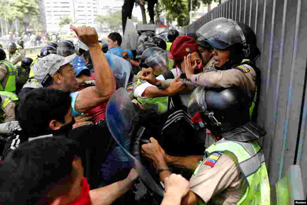 지난 4일(현지시간) 베네수엘라 수도 카라카스에서 진행된 반정부 시위 참가자들이 보안병력과 몸싸움을 벌이고 있다.