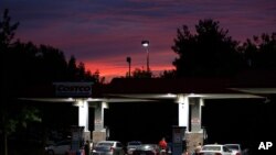Un conductor pone gasolina en una estación en Sacramento, California, el 30 de septiembre de 2015.