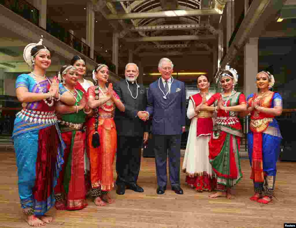 ژست پرنس چارلز ولیعهد بریتانیا و نارندا مودی نخست وزیر هند به همراه رقصنده ها مقابل دوربین عکاسی به هنگام بازدید از موزه علوم در لندن &nbsp;