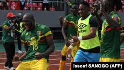 L'attaquant malien Ibrahima Kone (au centre) célèbre après avoir marqué un but le 12 janvier 2022 au stade Omnisport de Limbe au Cameroun lors du match de la Coupe d'Afrique des Nations (CAN) de football entre la Tunisie et le Mali. 