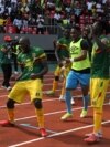 L'attaquant malien Ibrahima Kone (au centre) célèbre après avoir marqué un but le 12 janvier 2022 au stade Omnisport de Limbe au Cameroun lors du match de la Coupe d'Afrique des Nations (CAN) de football entre la Tunisie et le Mali. 