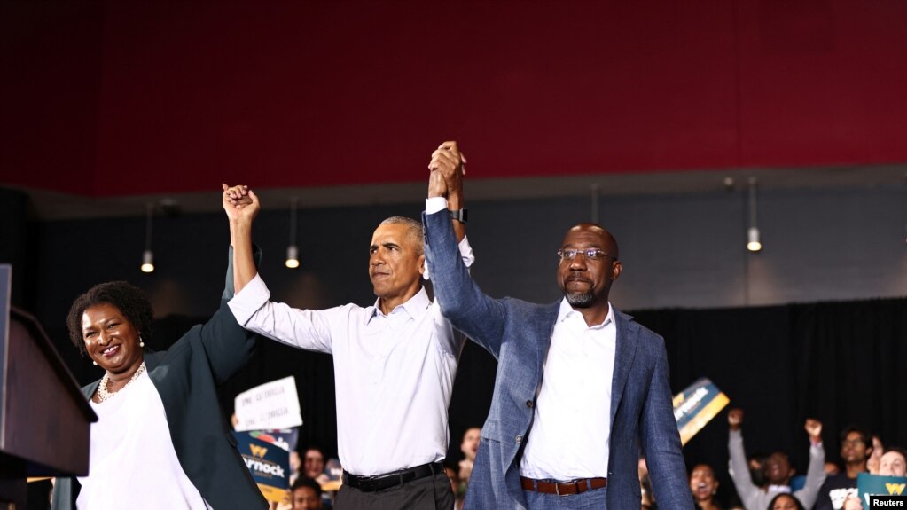 前美国总统奥巴马2022年10月28日在佐治亚州亚特兰大出席造势活动，为民主党联邦参议员沃尔纳克的竞选活动站台。(photo:VOA)