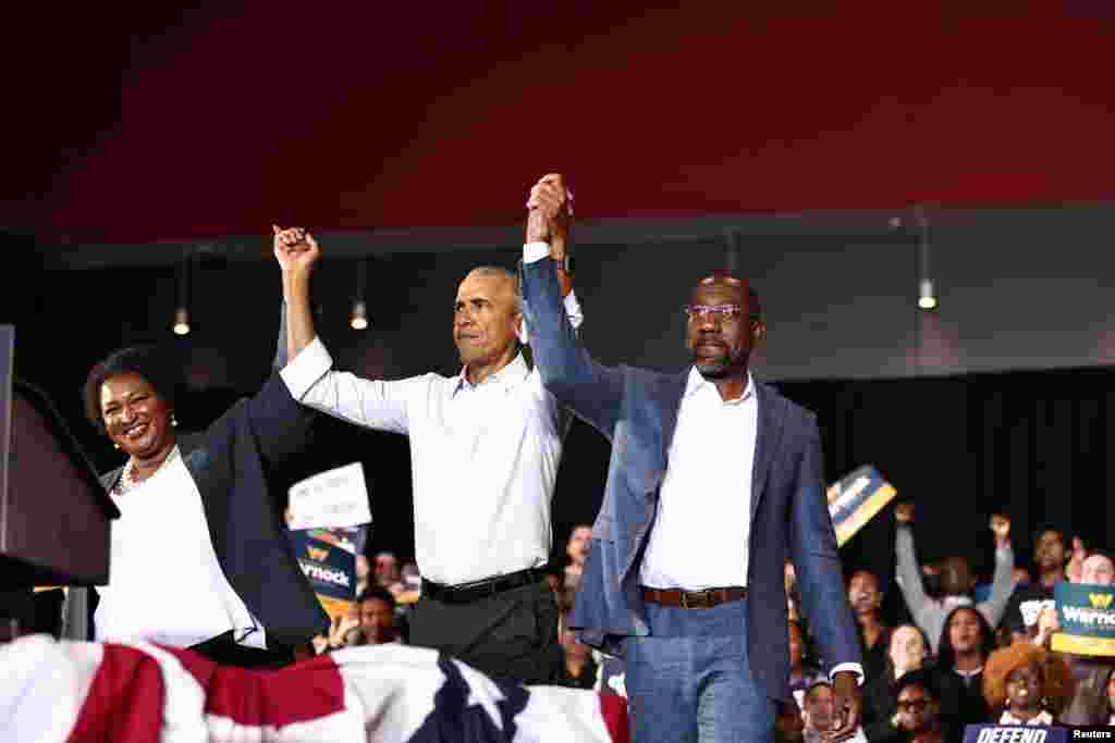 Rais wa zamani wa Marekani Barak Obama akihudhuria mkutano wa kampeni wa wagombea kiti cha gavana na seneta wa Georgia, Stacy Abrams na Raphael Warnock, mjini Atlanta, Georgia.