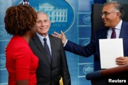 Fauci dan Koordinator Tanggap COVID-19 Gedung Putih Jha bergabung dengan Sekretaris Pers Jean-Pierre untuk konferensi pers harian di Gedung Putih di Washington. (Foto: Reuters)