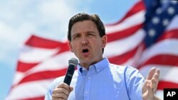 El candidato presidencial republicano, el gobernador de Florida, Ron DeSantis, habla en un Basque Fry anual en Corley Ranch en Gardnerville, Nevada, el sábado 17 de junio de 2023.