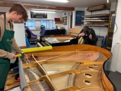 Seorang pegawai tengah memperagakan pembuatan piano tradisional di Cavendish Piano. (Foto: Facebook/Cavendish Piano)