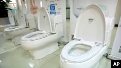 Toilet bermerk Trump yang diproduksi oleh Shenzhen Trump Industrial Co. dipmerkan di kantor perusahaan tersebut di Shenzhen, China (13/2). (AP/Mark Schiefelbein)