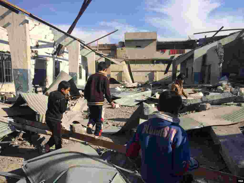 2017年1月19日，伊拉克儿童在他们的学校废墟上玩耍。这所学校被&ldquo;伊斯兰国&rdquo;占领，毁于联军空袭。（美国之音希瑟&middot;默多克拍摄） &nbsp;