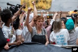 La actriz Susan Sarandon, participa en una protesta de mujeres en Washington DC contra la política de cero tolerancia en inmigración de la administración Trump. Junio 28 de 2018.