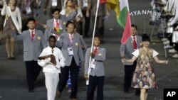 အိုလံပစ္ဖြင့္ပဲြ ျမန္မာအဖဲြ႔ကုိယ္စားျပဳ အလံေတာ္ကို သယ္ေဆာင္လာစဥ္။ (ဇူလိုင္လ ၂၇ ရက္၊ ၂၀၁၂။)