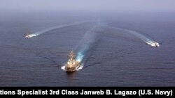 Razarač naoružan vođenim raketama Ju-es-es Mejson (DDG 87) tokom formacijske vežbe sa partolnim čamcima klase Sajklon u Arabijskom moru septembra 2016.