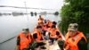 Petugas polisi paramiliter mengevakuasi penduduk desa yang dilanda banjir dengan perahu di daerah Yongxiu di Jiujiang, Provinsi Jiangxi, China 14 Juli 2020. (Foto: China Daily via REUTERS)