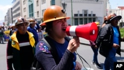 Un minero grita consignas durante una protesta exigiendo que el gobierno abra áreas protegidas a la minería, entre otras demandas, en La Paz, Bolivia, el 6 de noviembre de 2023. 