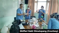 Para tenaga medis di RSUP H. Adam Malik yang mendapatkan bantuan dalam bentuk logistik. (Foto: Courtesy/Ghiffari Sakti Simatupang)