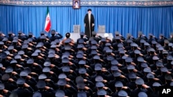 아야톨라 알리 하메네이 이란 최고지도자가 8일 이란 공군 장성들의 거수 경례를 받고 있다.