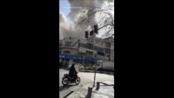 美国和以色列对伊朗展开军事行动。网上视频显示德黑兰受到打击。