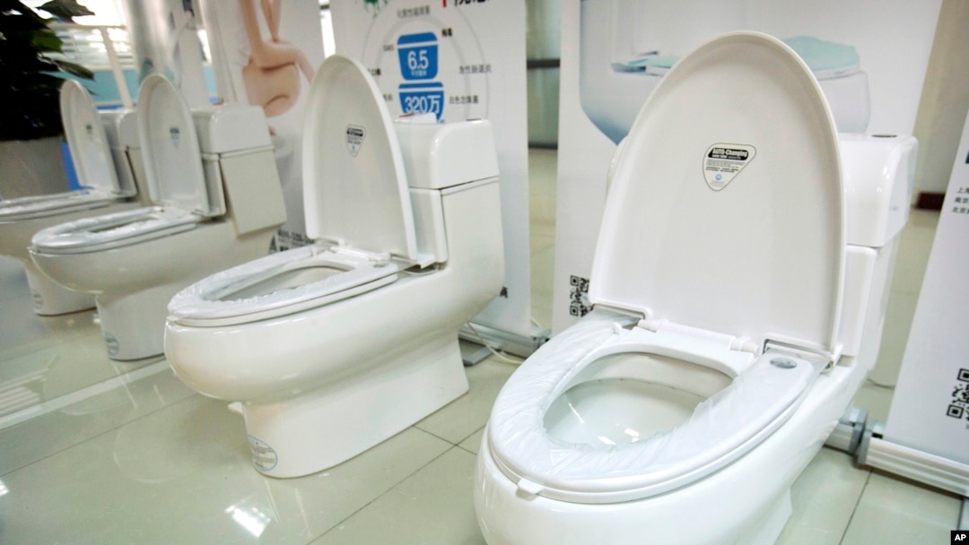 Toilet bermerk Trump yang diproduksi oleh Shenzhen Trump Industrial Co. dipmerkan di kantor perusahaan tersebut di Shenzhen, China (13/2). (AP/Mark Schiefelbein)