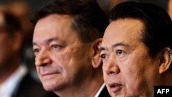 Wakil Presiden Interpol Alexander Prokopchuk (kiri) dan Meng Hongwei, yang saat itu menjadi presiden Interpol, hadir pada pembukaan Kongres Dunia Interpol, di Singapura, 4 Juli 2017. (Foto: dok).