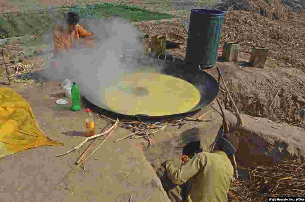 گڑ بنانے والے کاریگروں کا کہنا ہے کہ ان کے پاس مختلف دیہات کے کسان گنا لے کر آتے ہیں جس سے وہ گُڑ تیار کرتے ہیں۔