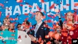 Алексей Навальный (в центре) со своей супругой Юлией (слева). Москва, Россия. 24 декабря 2017 г.