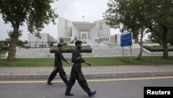 Binh sĩ bán quân sự Pakistan bên ngoài Tòa án Tối cao ở Islamabad 
